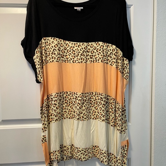 LuLaRoe Tops - LulaRoe 3X Leah top NWOT